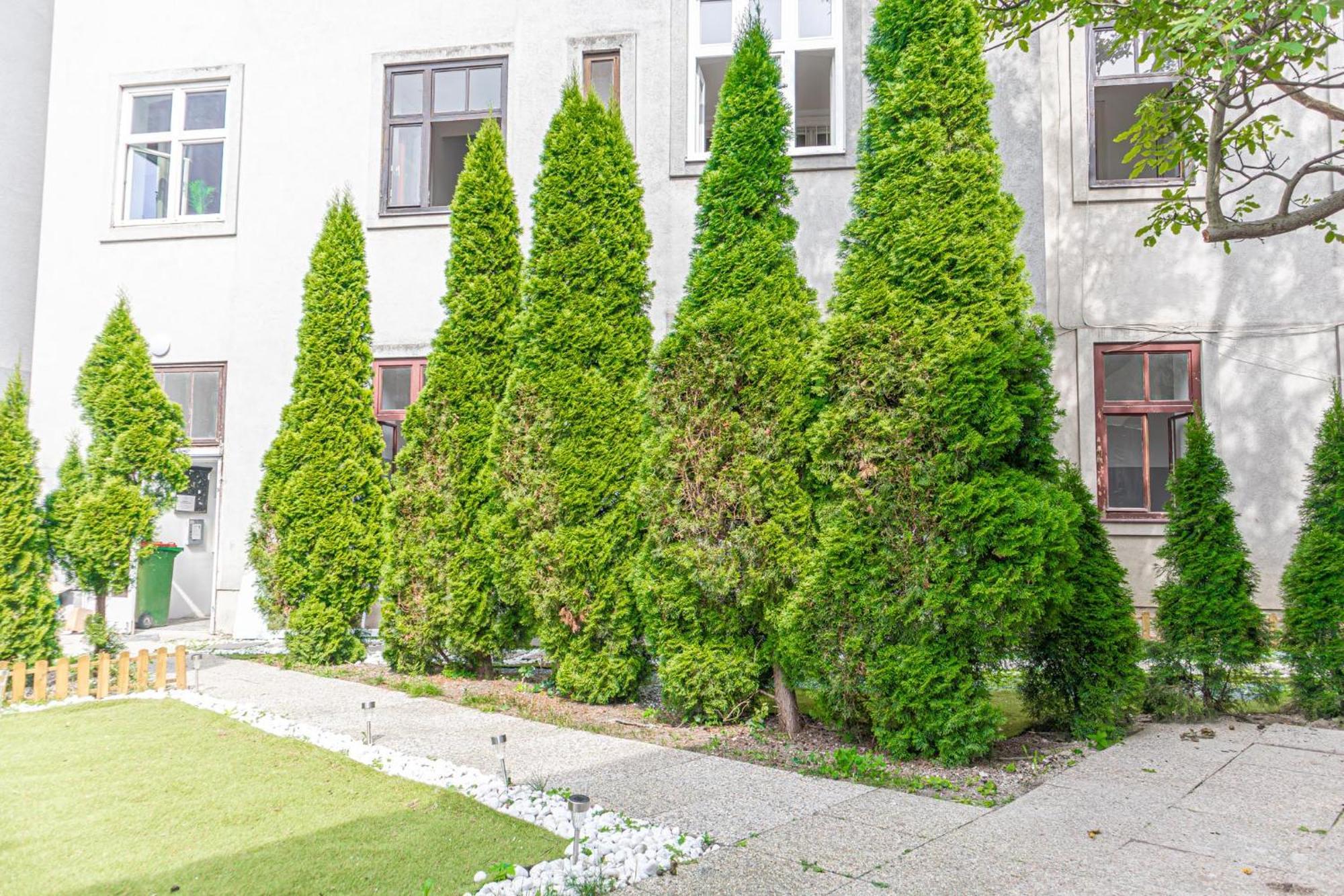 Comfortable Living: 1br W/ Private Garden Apartament